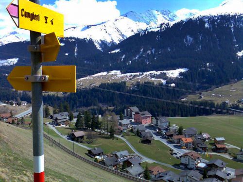 Blick zum Hang eines [url=http://www.jacomet.ch/themen/skilift/album/thumbnails.php?album=121]der ersten Seil-Schlepplifte[/url] Sedruns (Niriel) - das Sesselbahnschild ist nicht mehr ganz aktuell... (alle Bilder vom Ostersonntag, 8. April 2007)
