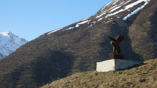 Beim Abstieg der früheren Schlittelbahn entlang: Mastensockel mit Kunst
