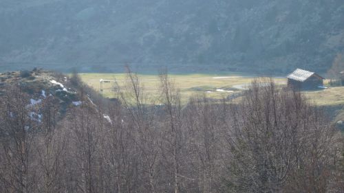 Aussicht nach Valtgeva: Bergstation 1. Sektion, ehemalige Talstation (Betonplatte) des Skiliftes Drun, der 1971 verlängert wurde (und die 1. Sektion verkürzt)
