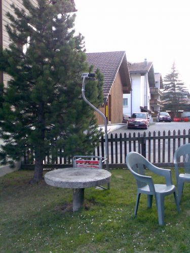 Einer von vielen Cungieri-Sesseln, die man an Häusern im Dorf sieht (Gionda)
