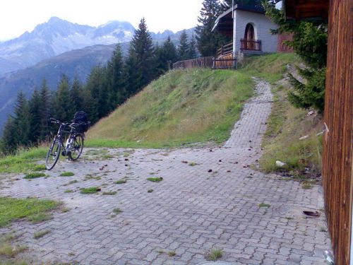 Inzwischen ist das Gebäude der Umlenkstation mit einer Holztür verschlossen; die Liegenschaften hier oben wurden an eine Privatperson verkauft

