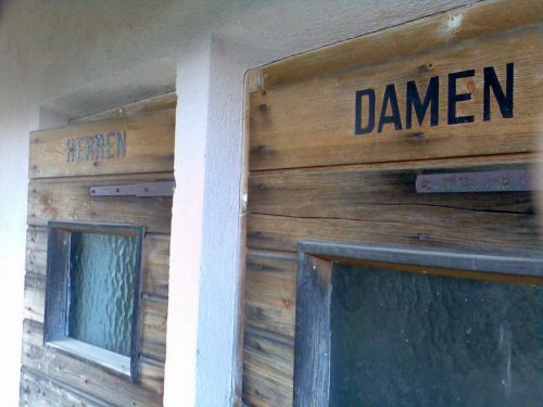 Sommer 2011, die WCs der Bergstation sind immer noch wie anno dazumal angescrieben
