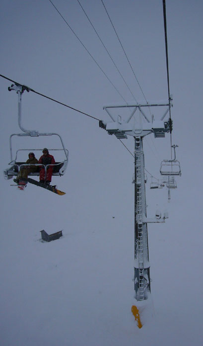Endlich - der Wintereinbruch! Auf der Talfahrt nach der [url=http://www.jacomet.ch/themen/skilift/album/thumbnails.php?album=28&page=3]Einweihung der Sesselbahn Mulinatsch[/url], 9.12.2006
