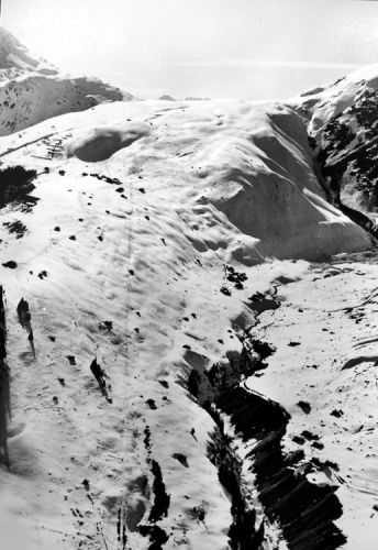 Postkarte des Gebietes Dieni-Milez-Cuolm Val von ca. 1965 (Flugfoto Werner Friedli, Brüttisellen ZH, Nr. 2807, Archiv Bergbahnen Sedrun)
