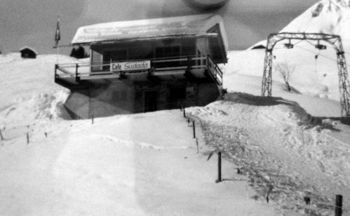Das damals noch kleine Restaurant Sudada mit dem Skilift, 1960er-Jahre (Archiv Sudada)
