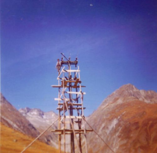 Bau der Stromleitung für den neuen Skilift
