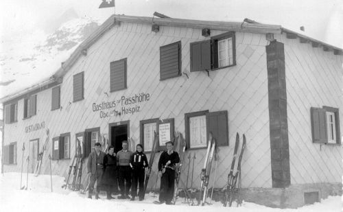 Grossmutter und weitere Verwandte des Galeriebetreibers vor dem Restaurant Passhöhe, Oberalppass, ca. 1940

