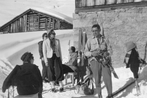 Aus einem Album der Familie Decurtins, beschriftet mit "Ferien in Sedrun, Januar / Februar 1941" - Die meisten der Bilder in diesem Album hat [url=http://www.jacomet.ch/themen/skilift/album/displayimage.php?pos=-3485]Baseli Huonder[/url] bei den Besitzern besorgt und gescannt, besten Dank!
