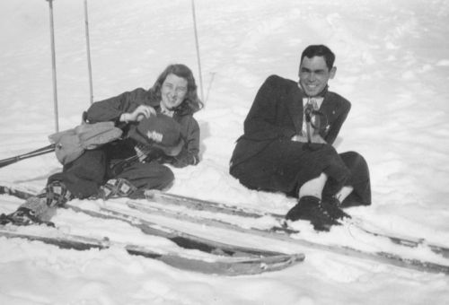Der damalige Skischulleiter Alfred Decurtins und eine Skischülerin namens Paula, Winter 1941 (Archiv Fam. Decurtins)
