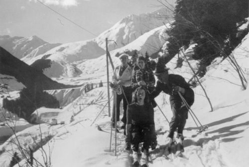 Auf dem Weg nach Disentis, Winter 1941 (Archiv Fam. Decurtins)
