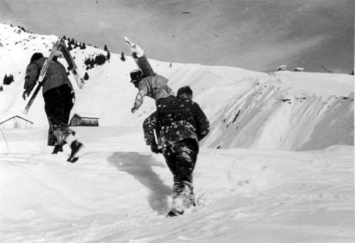 Winter 1941, beschriftet mit "vor einem weissen Bombardement von oben aber flüchteten sie dann recht kläglich" (Archiv Fam. Decurtins)
