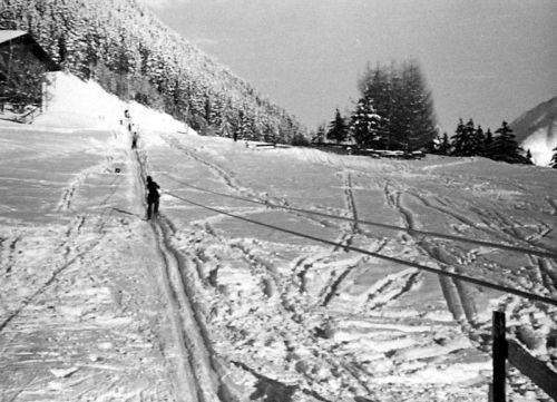 Erster Seillift in Sedrun, 1947 - [url=http://www.jacomet.ch/themen/skilift/album/thumbnails.php?album=121]mehr dazu hier[/url]
