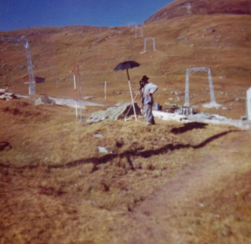 Bau der Skilifte Dieni-Milez-Cuolm Val, 1962 - der Vegetation nach müssen die Bilder etwa aus dem Herbst stammen. Auch [url=http://www.jacomet.ch/themen/skilift/album/displayimage.php?pos=-2309]dieses Dokument[/url] deutet darauf hin, dass die Masten erst nach dem 5. Oktober gesetzt wurden.
