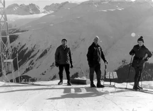 Stiafen und Placi Monn, unbekannte Person, Cuolm Val, Mitte 1960er-Jahre (Archiv Placi Monn) - die Hütte bei der Bergstation wurde immer wieder das Opfer starker Stürme, offenbar stand sie hier gerade wieder mal nicht (oder noch nicht; das "Telefon" war in der Holzkiste an der Stütze).
