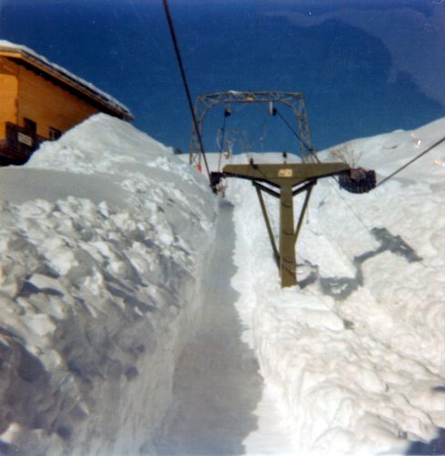Ostern 1975: Schneerekord im Val Tujetsch (hier Talstation Dieni, Links Restaurant Sudada)
