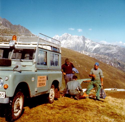 Die Brüder Filip und Pieder Deflorin und ein unbekannter Arbeiter, ca. 1975 oberhalb der Bergstation des Skiliftes Dieni-Milez (Privatarchiv Pieder Deflorin)
