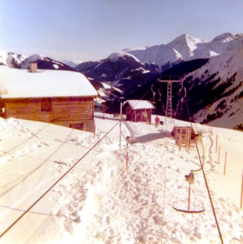 Bergstation Skilift Planatsch, vermutlich Mitte 1970er-Jahre - [url=http://www.jacomet.ch/themen/skilift/album/thumbnails.php?album=25]mehr dazu hier[/url]
