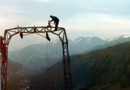 Der Skilift Cuolm Val wird für die Verdoppelung vorbereitet: Herbst 1979 (Fotosammlung Pieder Deflorin)
