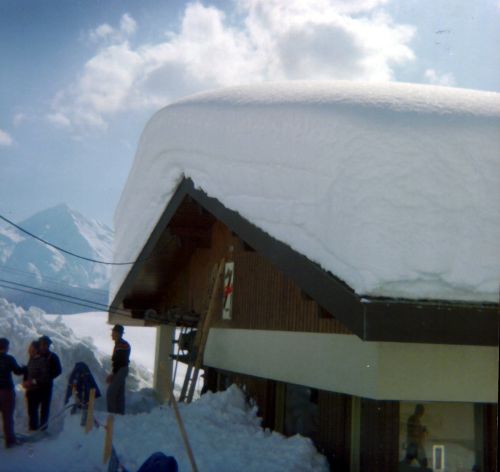Der grosse Schnee 1980, Valtgeva (könnte aber auch Ostern 1975 sein). Rechts aussen: Gion Monn.
