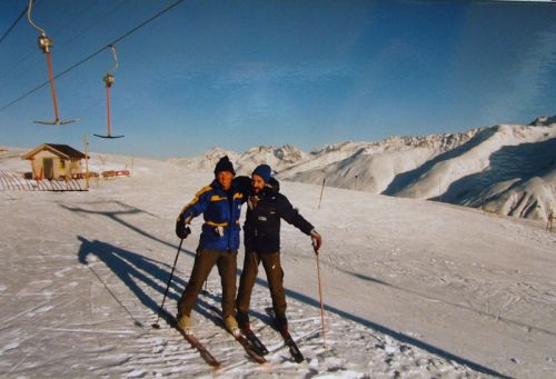 Baseli Huonder und ein Arbeitskollege bei der Bergstation des Skiliftes Val Val, ca. 1985 (Archiv Talstation Skilift Alpsu)
