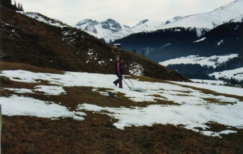 Mitte Januar 1985: Auch damals gabs schneearme Zeiten. Im Bild Tumaisch Monn.
