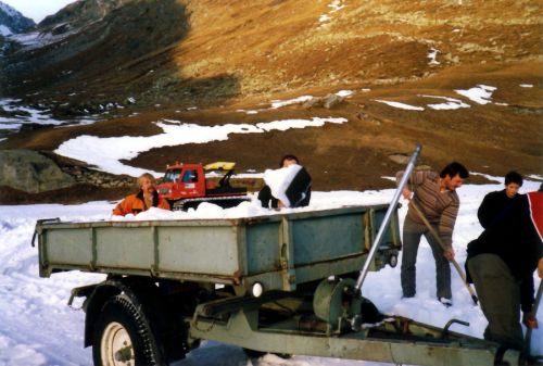 Januar 1985: Schnee muss her! Links Anselm Berther, rechts Aluis Cavegn.
