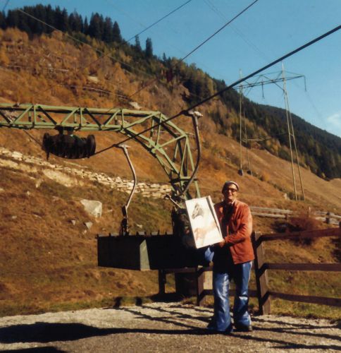 Cungieri, ca. 1985: Filip Deflorin (1933-2007, Bruder von Pieder und Gion Benedetg) am Material aufladen
