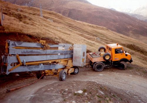 Bau der Sesselbahn Val Val - Cuolm Val, Sommer 1988: Transport eines Kranes (Archiv Bergbahnen Sedrun)
