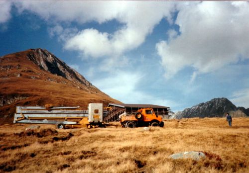 Bau der Sesselbahn Val Val - Cuolm Val, Sommer 1988: Blick zur Bergstation Cuolm Val (im Bau)
