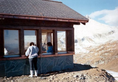 Bau der Sesselbahn Val Val - Calmut, Sommer 1988: Überwachungshaus Bergstation (Archiv Bergbahnen Sedrun)

