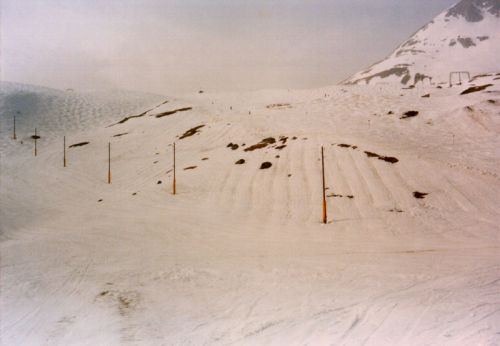 Im Jahresbericht der Bergbahnen 1988/89 heisst es: "Die prekären Schneeverhältnisse wärend des ganzen Winters 88/89 waren für die Medien ein Grund mehr, die Wintersportindustrie ins Rampenlicht zu stellen."
