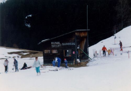 28. Februar 1998, Surrein: [url=http://www.jacomet.ch/themen/skilift/album/displayimage.php?&pos=-6748]Valtgeva steht still[/url] - Surrein ist die Rettung!
