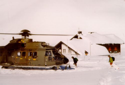 Februar 1999, Oberalppass: Evakuation eingeschlossener Gäste mit dem Armee-Heli

