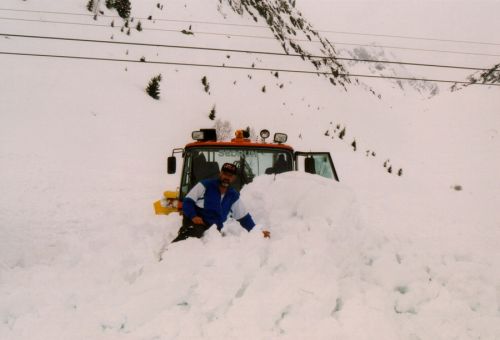Auch in Valtgeva müssen die Lifte im Rekordwinter 1999 ausgegraben werden (Nazi Caduff)
