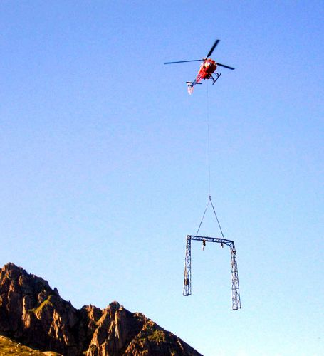 Demontage des Skiliftes, 12. Juli 2006 - Foto: Bergbahnen Sedrun ([url=http://www.jacomet.ch/themen/skilift/album/thumbnails.php?album=24&page=2]Mehr Bilder dazu hier[/url])

