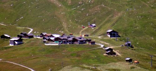 Heli holt Beton in Milez, Juli 2006, [url=http://www.jacomet.ch/themen/skilift/album/thumbnails.php?album=30]vom Tgom aus gesehen[/url]
