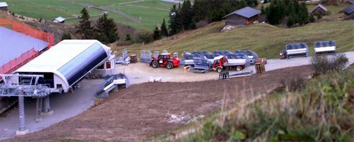 Die Sessel sind angeliefert - am 20. Oktober [url=http://www.alpinforum.com/forum/viewtopic.php?p=302332#302332]fuhren die ersten drei hoch[/url]!
