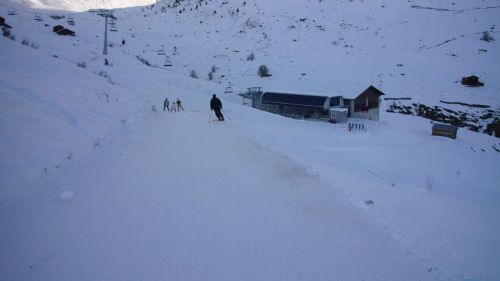 Das Warten hat endlich ein Ende! 16. Dezember 2006, 9.30 Uhr - Anfahrt zur ersten Fahrt mit der neuen Bahn! Übrigens... mehr Fotos & Videos von heute [url=http://www.jacomet.ch/themen/skilift/album/thumbnails.php?album=148]in diesem Album[/url]!

