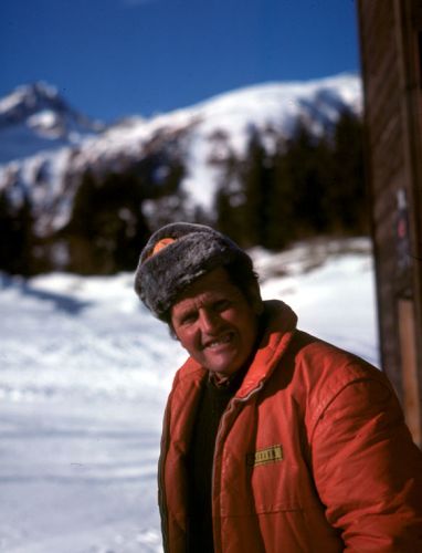 "Der Liftmann": Luis Hendry von Surrein, Vater des heutigen technischen Leiters der Bergbahnen, [url=http://www.jacomet.ch/themen/skilift/album/displayimage.php?pos=-2528]Sepp Hendry[/url], im Frühling 1976 (Foto: Hans Jacomet) - Luis ist im Herbst 2010 leider verstorben.
