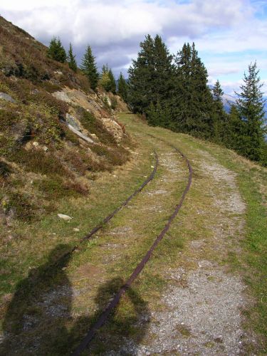 Alte Schienen vom Tgom zum Eingang des Wasserschlosses der Kraftwerke Vorderrhein im Val Nalps
