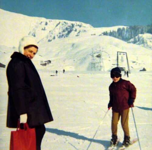 Grossmutter (nicht die einheimische aus Sedrun...) und ein Onkel des Galeriebetreibers 1968 in Valtgeva (Archiv Familie Engel)

