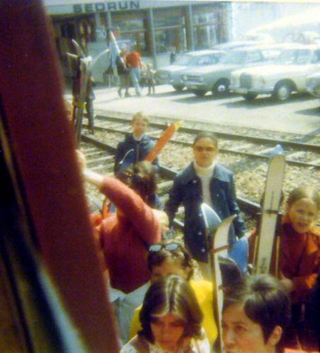Bahnhof Sedrun, Ostern 1971: SkifahrerInnen unterwegs zum Oberalppass (Archiv Familie Engel)
