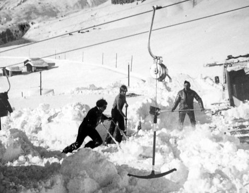 Vermutlich der grosse Schnee von Ostern 1975: Ausgraben des Skiliftes Strem
