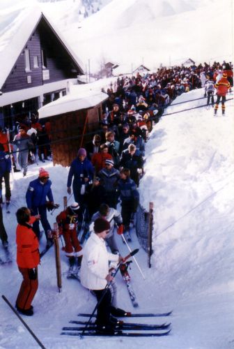 Voilà: Ansturm in Valtgeva, Februar 1983 - wegen Lawinengefahr ist die Strasse nach Dieni geschlossen.
