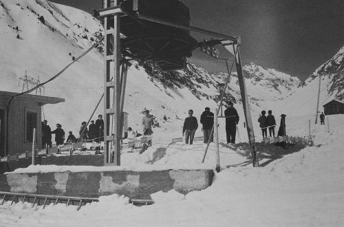 Zu Beginn noch einige alte Fotos: Zunächst der erste Skilift in Valtgeva, Talstation - Doppelmayr Type A, erstellt 1962 durch Garaventa, mit den Original-Doppelmayr-Gehängen (Quelle: Broschüre 25jähriges Jubiläum 1962-1987 Ski- und Sessellifte Sedrun-Rueras AG)
