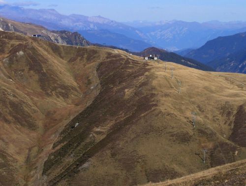 Blick von der Calmutschulter ins Val Val (links auch die Bergstation der neuen 6er-Sesselbahn Mulinatsch!) - 22. Oktober 2006
