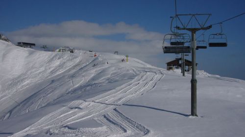 16. Dezember 2006 - links die heute zum 1. Mal in Betrieb stehende [url=http://skiliftfotos.ch/go/mulinatsch]Sesselbahn Mulinatsch-Cuolm Val[/url]
