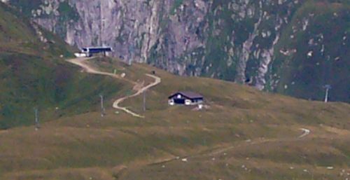 Vom Aufstieg zum Lai da Tuma aus gesehen: Bergstationen Coulm Val von drei Anlagen
