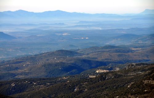 Das Dörfchen Mons, dahinter die Gegend von Seillans, weiter hinten Le Muy, das Massif des Maures und der 702m hohe [url=http://fr.wikipedia.org/wiki/Mont_Coudon]Coudon[/url] bei Toulon
