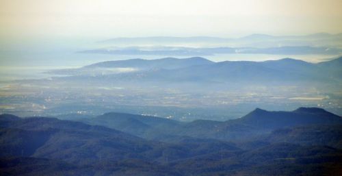 Links Fréjus und St-Aygulf, rechts von der Mitte die Bucht von St-Tropez, dahinter vermutlich die Iles d'Hyères, ganz rechts am Meer Ste-Maxime, in der Mitte die Ebene des Argens-Tales
